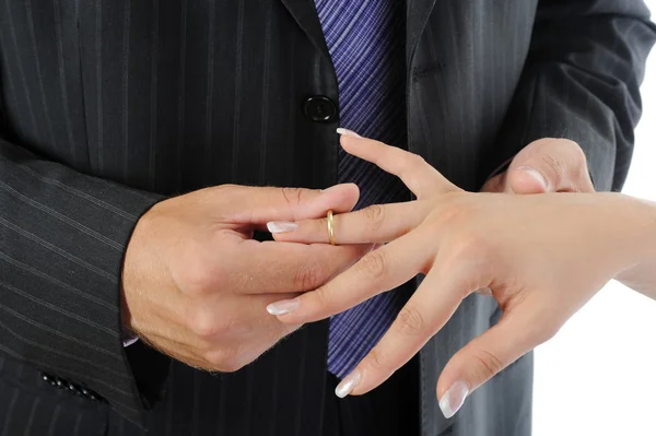 Noivo usa a noiva anel — Fotografia de Stock
