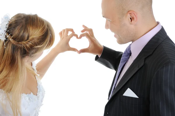 Os recém-casados fazem dedos de coração — Fotografia de Stock