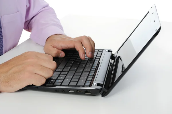 Handen op het toetsenbord van de laptop. — Stockfoto