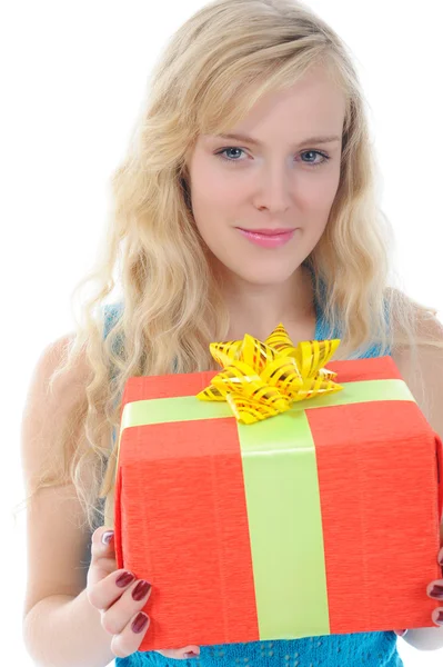 Bir hediye ile sarışın — Stok fotoğraf