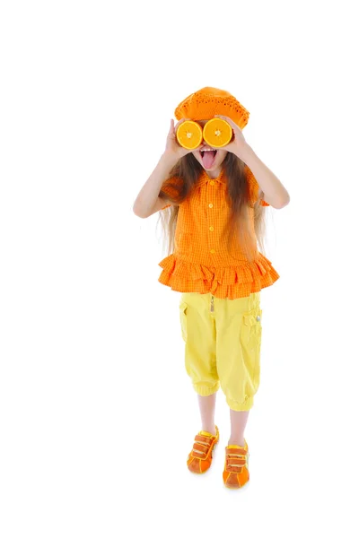 Menina engraçada com laranjas . — Fotografia de Stock