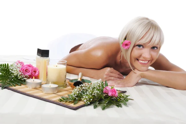 年轻的金发女人在 spa 的过程 — 图库照片