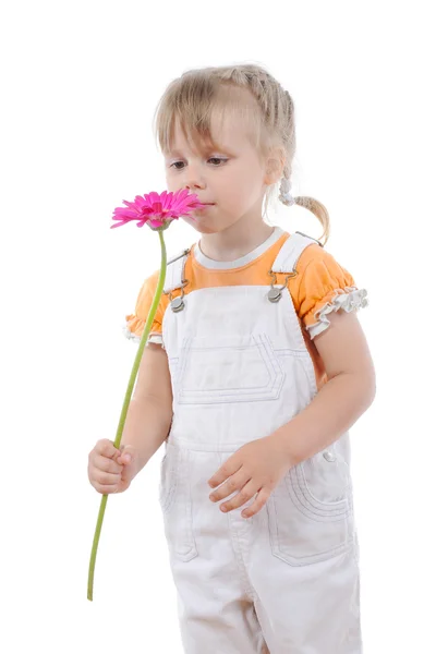 Mädchen schnuppert eine Blume. — Stockfoto