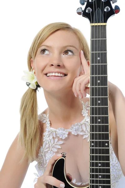 Lachende vrouw met gitaar. — Stockfoto