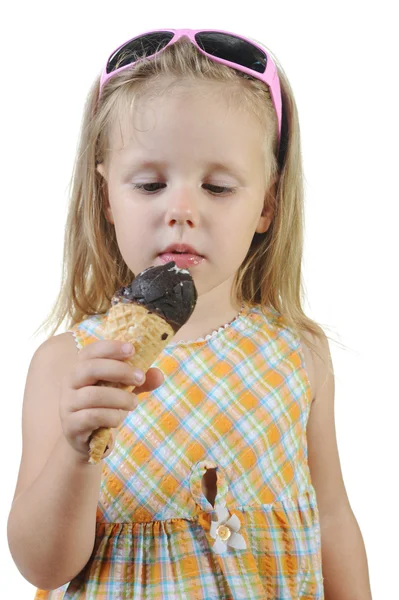 Девушка ест мороженое. — стоковое фото
