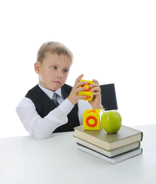Хлопчик з зеленим яблуком — стокове фото