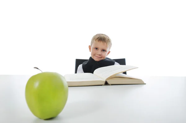 Chłopiec na biurko czytając książkę — Zdjęcie stockowe