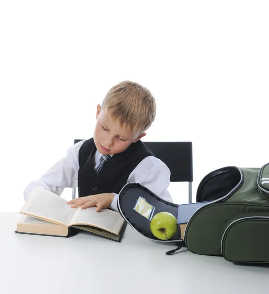 Мальчик с зеленым яблоком — стоковое фото