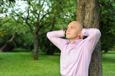 Telefonda konuşan adam.