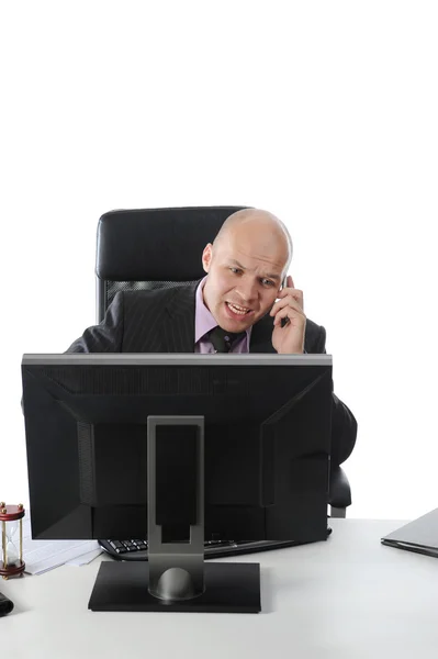 Podnikatel v kanceláři mluví po telefonu. — Stock fotografie