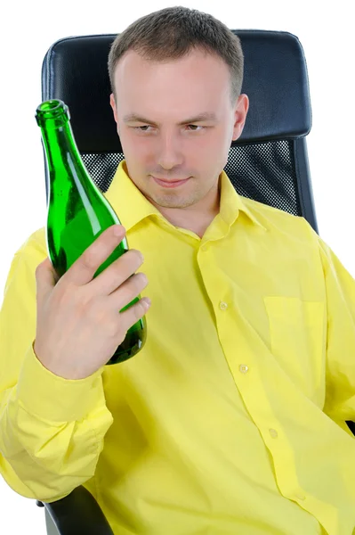 Ο άνθρωπος πίνει αλκοόλ. — Φωτογραφία Αρχείου