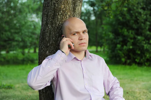 Egy férfi beszél a telefonban. — Stock Fotó