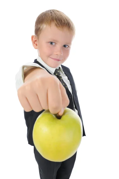 Rapaz segura uma maçã . — Fotografia de Stock