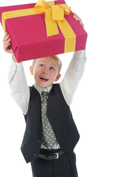 Niño sosteniendo presente caja — Foto de Stock