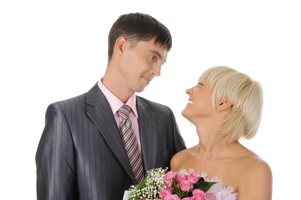 Noivo dá à noiva um buquê de rosas — Fotografia de Stock