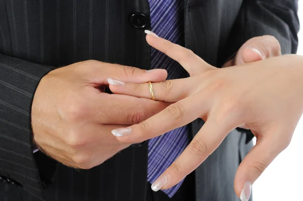 Bräutigam trägt den Ring Braut — Stockfoto