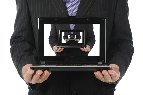 Biznesmen posiadania laptopa otwarte — Zdjęcie stockowe
