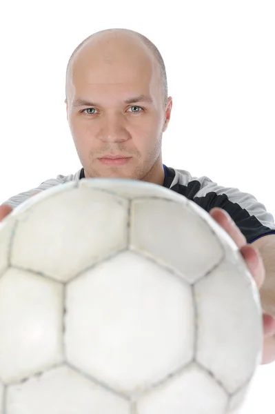 Fotbalový hráč držící míč před ním. — Stock fotografie