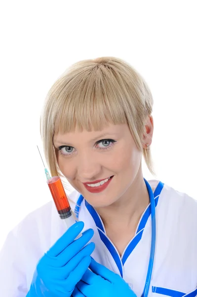 Улыбающаяся медсестра со шприцем в руке . — стоковое фото