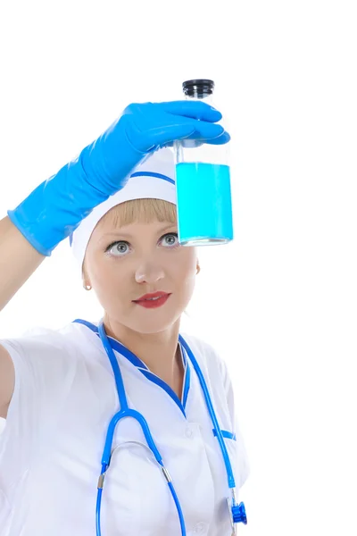 Junge Krankenschwester in Uniform denkt über Medikamente nach. — Stockfoto