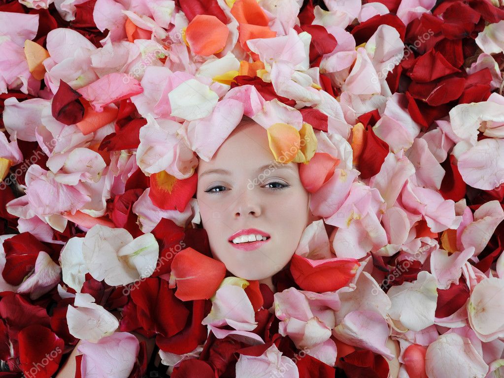 Beautiful blonde in rose petals — Stock Photo © Lebval 3919122