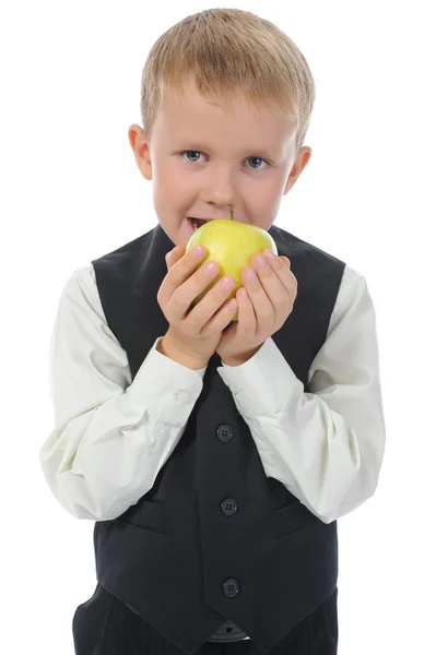 Pojke äter ett äpple — Stockfoto
