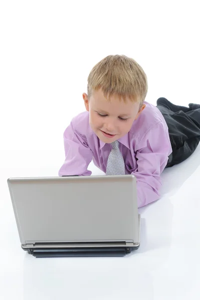 Niño con un ordenador portátil . —  Fotos de Stock