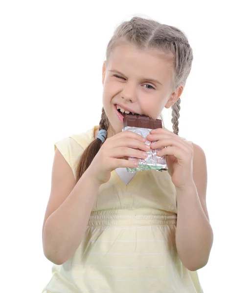 Dziewczynka jedzenie czekolady. — Zdjęcie stockowe