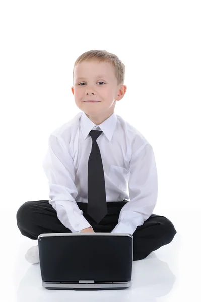 Pequeno homem de negócios com um laptop — Fotografia de Stock