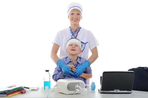 Krankenschwester und der kleine Patient. — Stockfoto