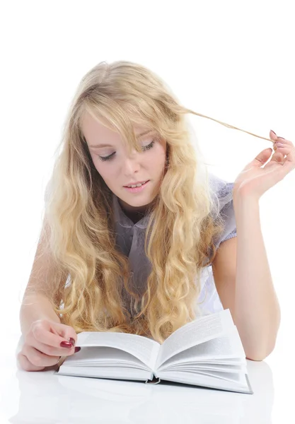 Giovane ragazza lettura libro — Foto Stock