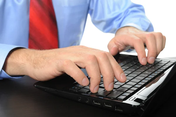 Handen op het toetsenbord van de laptop. — Stockfoto