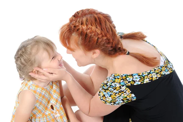 Rolig liten flicka med sin mamma. — Stockfoto