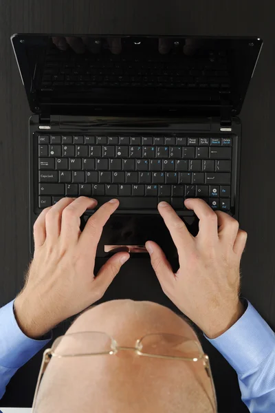 Mani sulla tastiera del computer portatile . — Foto Stock