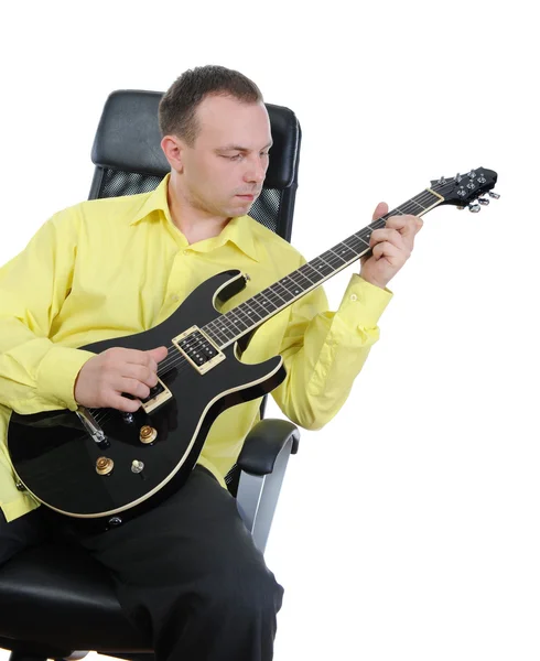 Homem com uma guitarra preta . — Fotografia de Stock