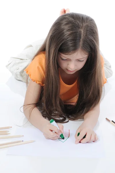 Piccola bella ragazza disegna matite . — Foto Stock