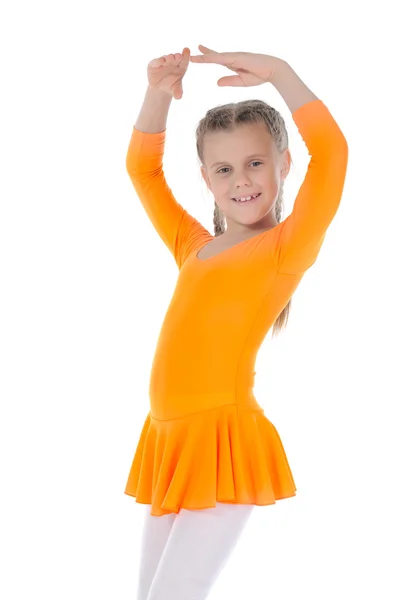 Liten vacker ballerina dansade i en orange klänning. — Stockfoto