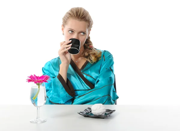 Гарненька дівчина п'є ранкову каву — стокове фото