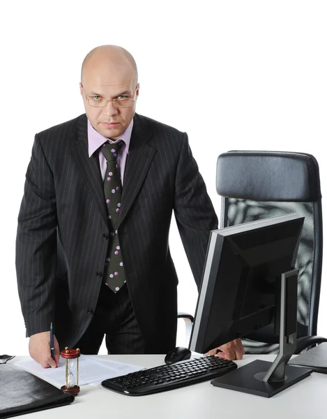 彼のオフィスのテーブルで立っている青年実業家. — ストック写真