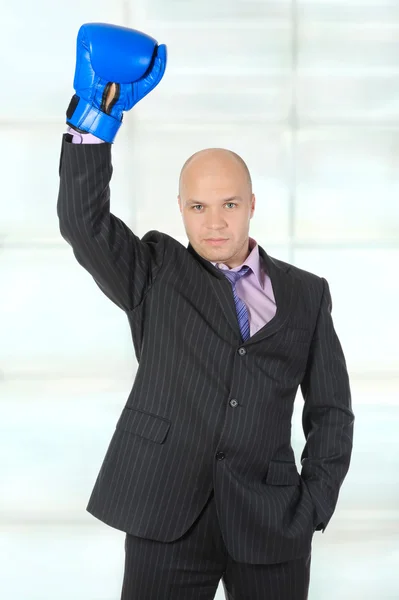 Man med boxhandskar höjde handen. — Stockfoto