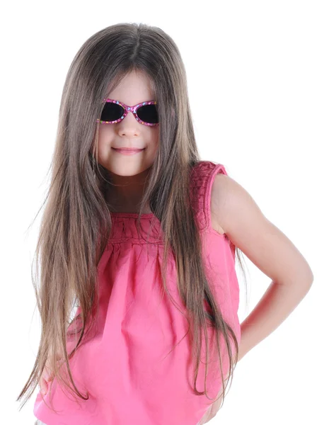Portrait petite brune aux cheveux longs en lunettes de soleil — Photo