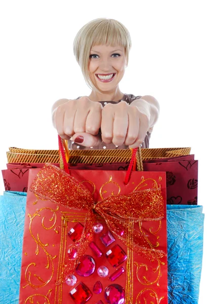 Lächelnde Blondine mit Einkaufstüten. — Stockfoto