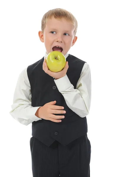 Çocuk bir elma yiyor. — Stok fotoğraf
