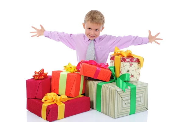 Junge mit einem Bündel von Geschenken — Stockfoto