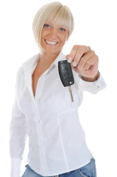 Жінка тримає ключ від машини — стокове фото