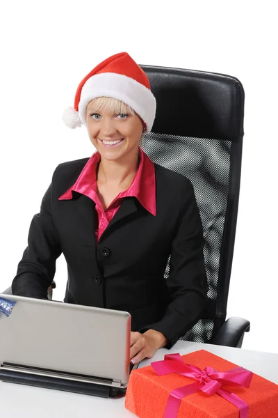 Gyönyörű fiatal nő, a karácsonyi kalap — Stock Fotó