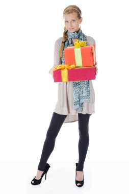 bir hediye ile sarışın