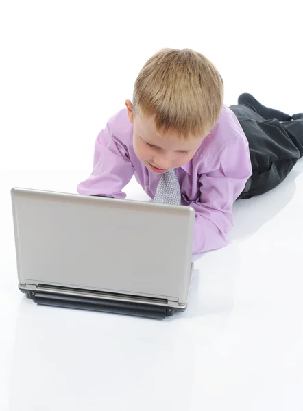 Αγόρι με ένα φορητό υπολογιστή. — Φωτογραφία Αρχείου