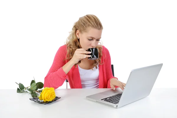 Όμορφη κοπέλα που πίνουν το πρωινό καφέ στο γραφείο. — Φωτογραφία Αρχείου