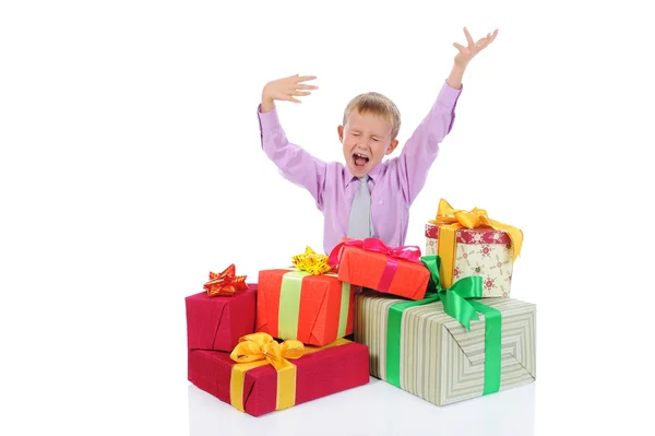 Chlapec s kupou dárků — Stock fotografie